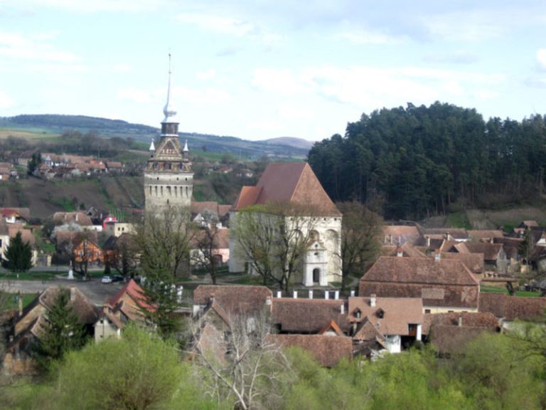 Blick vom Burgberg auf das Dorf und die malerische Hügellandschaft