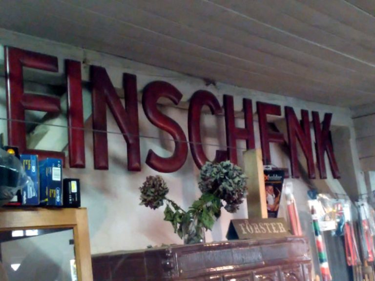 Für alle Besucher deutlich lesbar: EINSCHENK. Fotos: Ursula Philippi