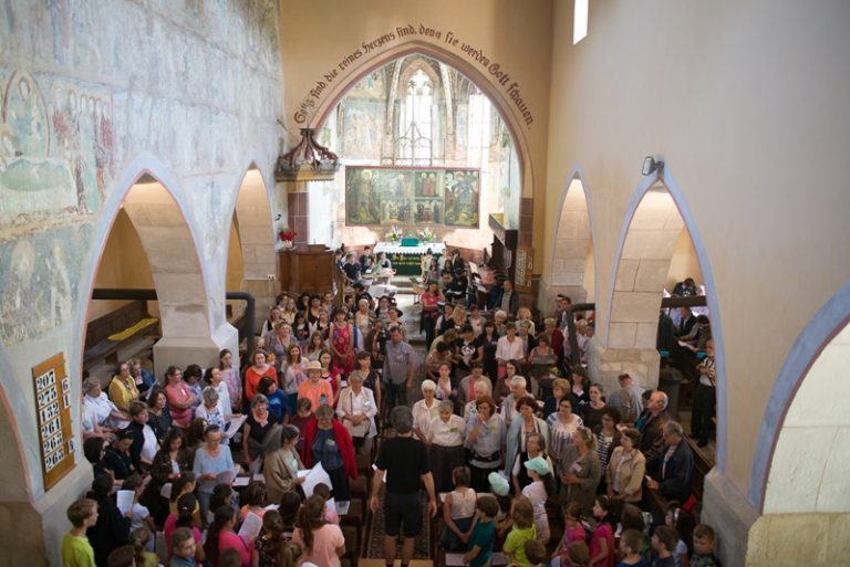 Für alle Sängerinnen und Sänger war es ein Erlebnis, in der schönen Malmkroger Kirche zu singen. Foto: Steffen Schlandt