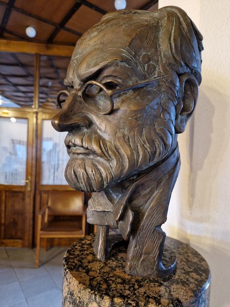 Kurzsichtig, doch mit Weitblick. Carl Wolffs Büste, ein Werk von Kurtfritz Handel aus dem Jahr 1994, im Foyer des Hermannstädter Altenheims Foto: Ursula Philippi